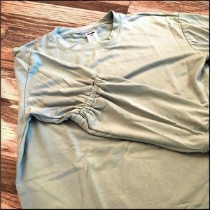 Cute top with elastic sleeve detailing